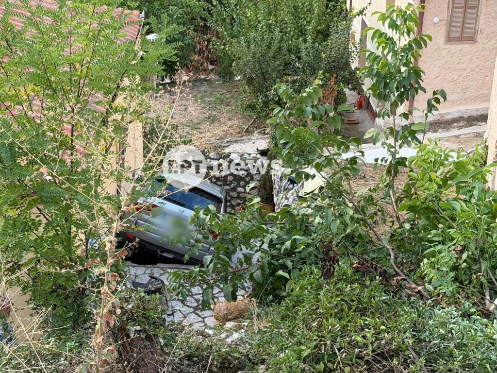 Καστοριά: Αυτοκίνητο «προσγειώθηκε» σε αυλή σπιτιού — Παρά τρίχα γλίτωσαν οι κάτοικοι