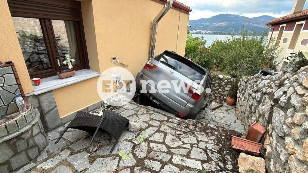 Καστοριά: Αυτοκίνητο «προσγειώθηκε» σε αυλή σπιτιού — Παρά τρίχα γλίτωσαν οι κάτοικοι