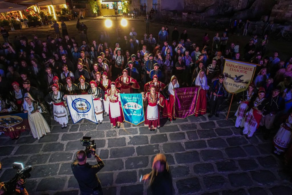 Αυλαία για την παραδοσιακή στράτα στα Χανιά – Αντάμωμα παραδοσιακών συλλόγων, πολιτών και επισκεπτών στο Ενετικό λιμάνι
