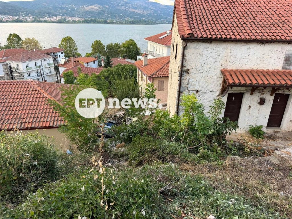 Καστοριά: Αυτοκίνητο «προσγειώθηκε» σε αυλή σπιτιού — Παρά τρίχα γλίτωσαν οι κάτοικοι