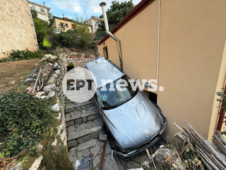 Καστοριά: Αυτοκίνητο «προσγειώθηκε» σε αυλή σπιτιού — Παρά τρίχα γλίτωσαν οι κάτοικοι