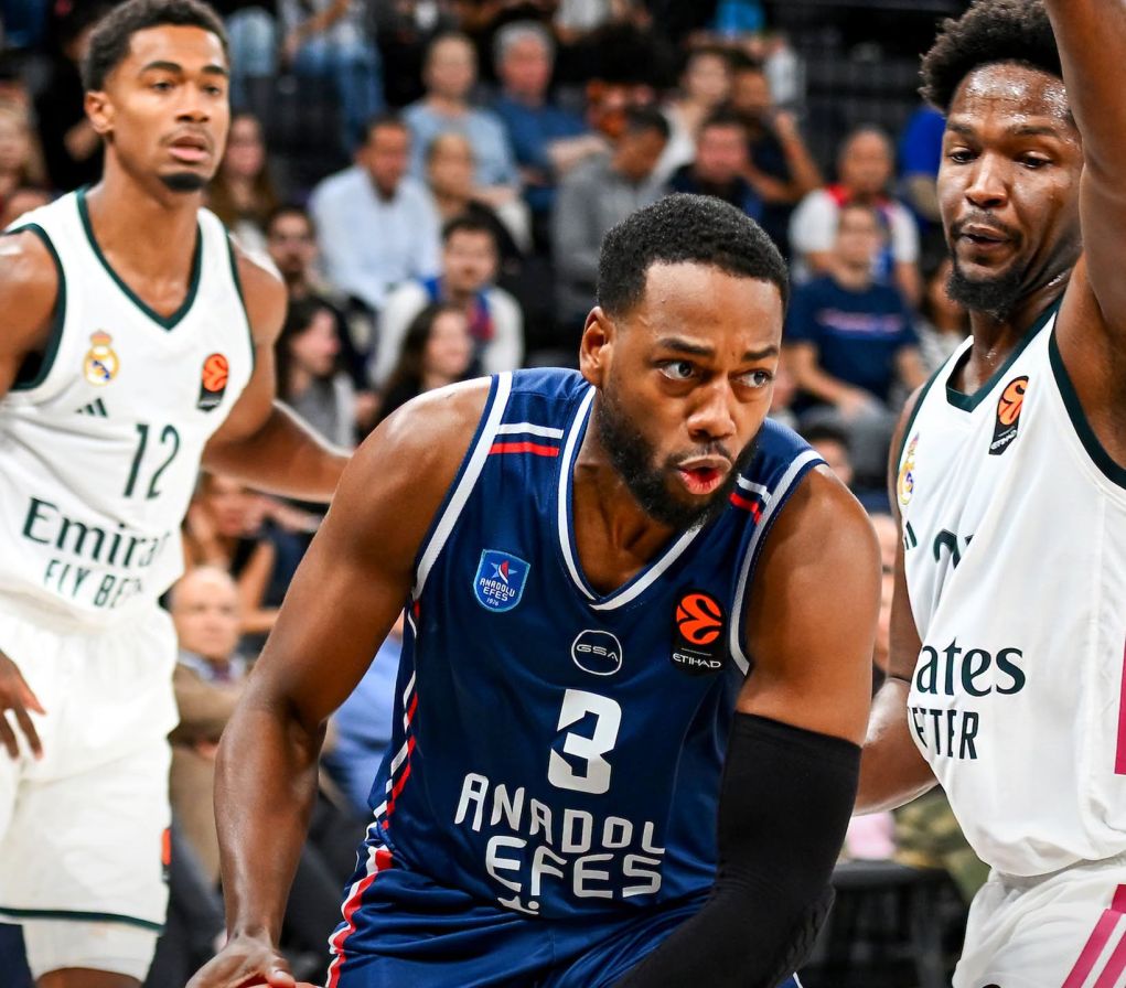 Euroleague: Πρώτη νίκη η Αναντολού Εφές, στο «μηδέν» η Ρεάλ – Η Ντουμπάι λύγισε με 94-87 και την Μπαρτσελόνα