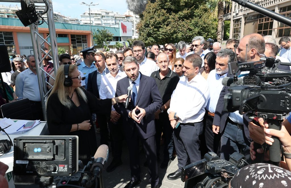 «Δεν παίζουμε άμυνα, μόνο επίθεση» – Επίσκεψη του Νίκου Ανδρουλάκη στα περίπτερα της 90ης ΔΕΘ