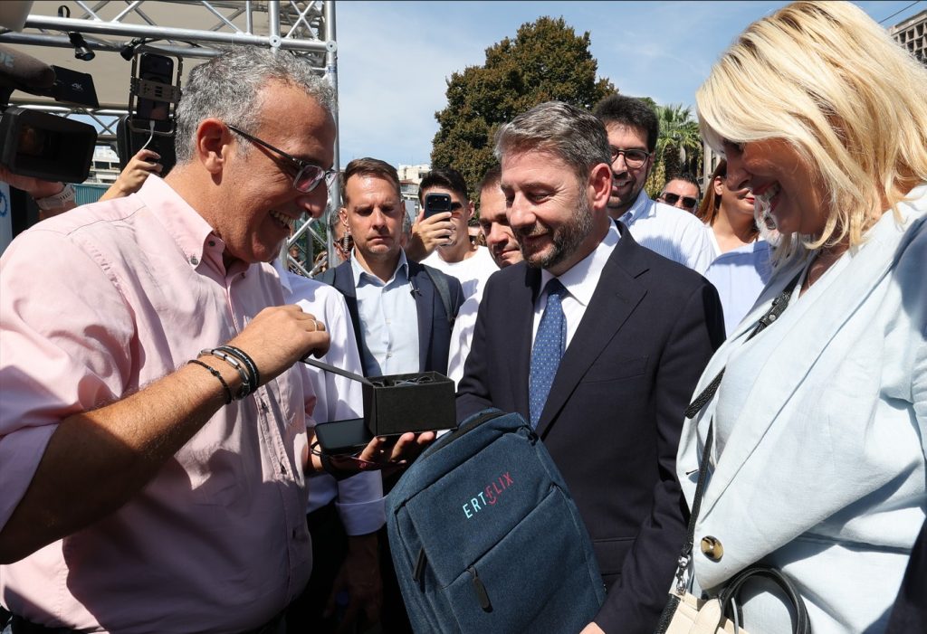 «Δεν παίζουμε άμυνα, μόνο επίθεση» – Επίσκεψη του Νίκου Ανδρουλάκη στα περίπτερα της 90ης ΔΕΘ