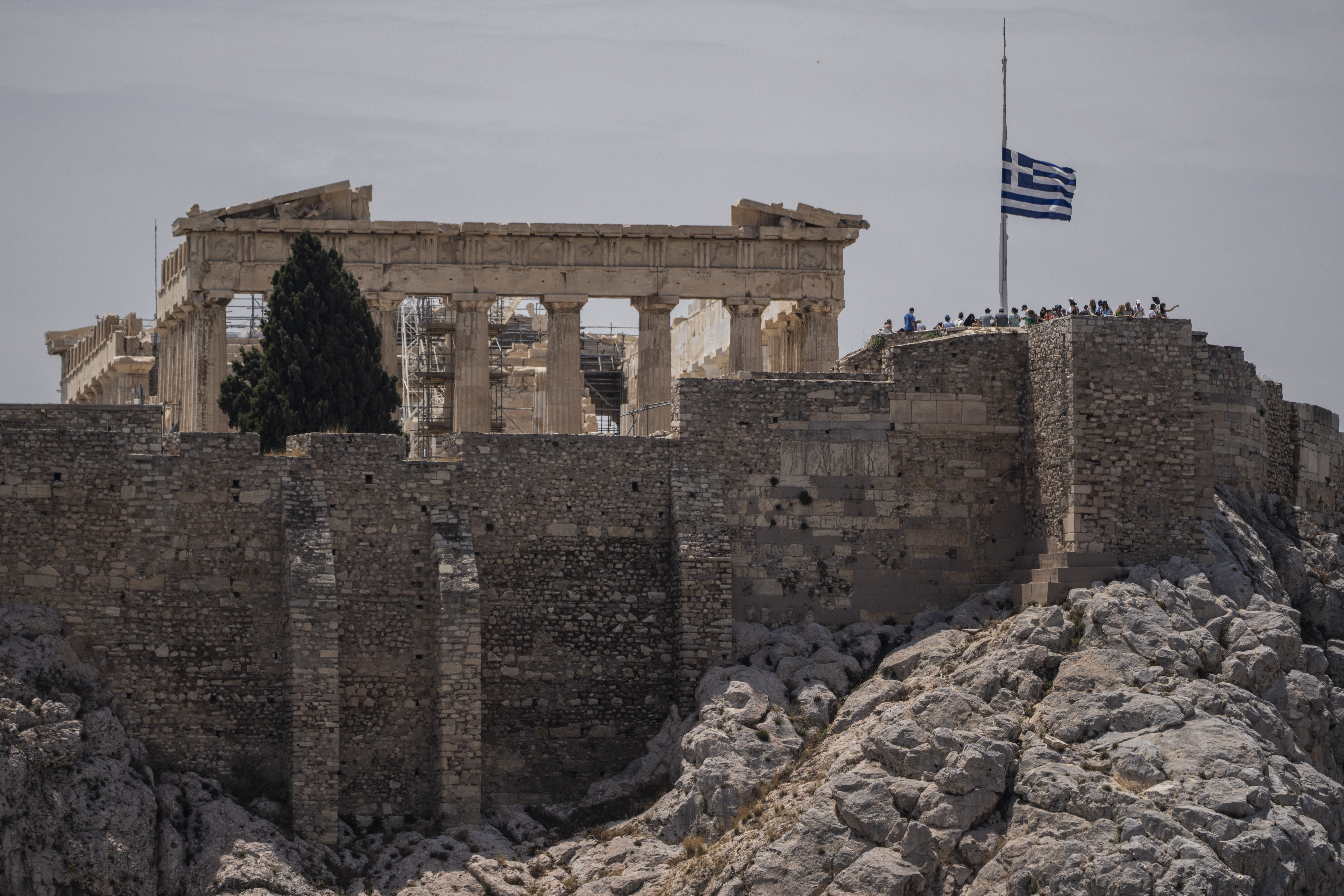 Τι σηματοδοτεί η διπλή αναβάθμιση από τους οίκους αξιολόγησης – Τα άμεσα οφέλη για την ελληνική οικονομία