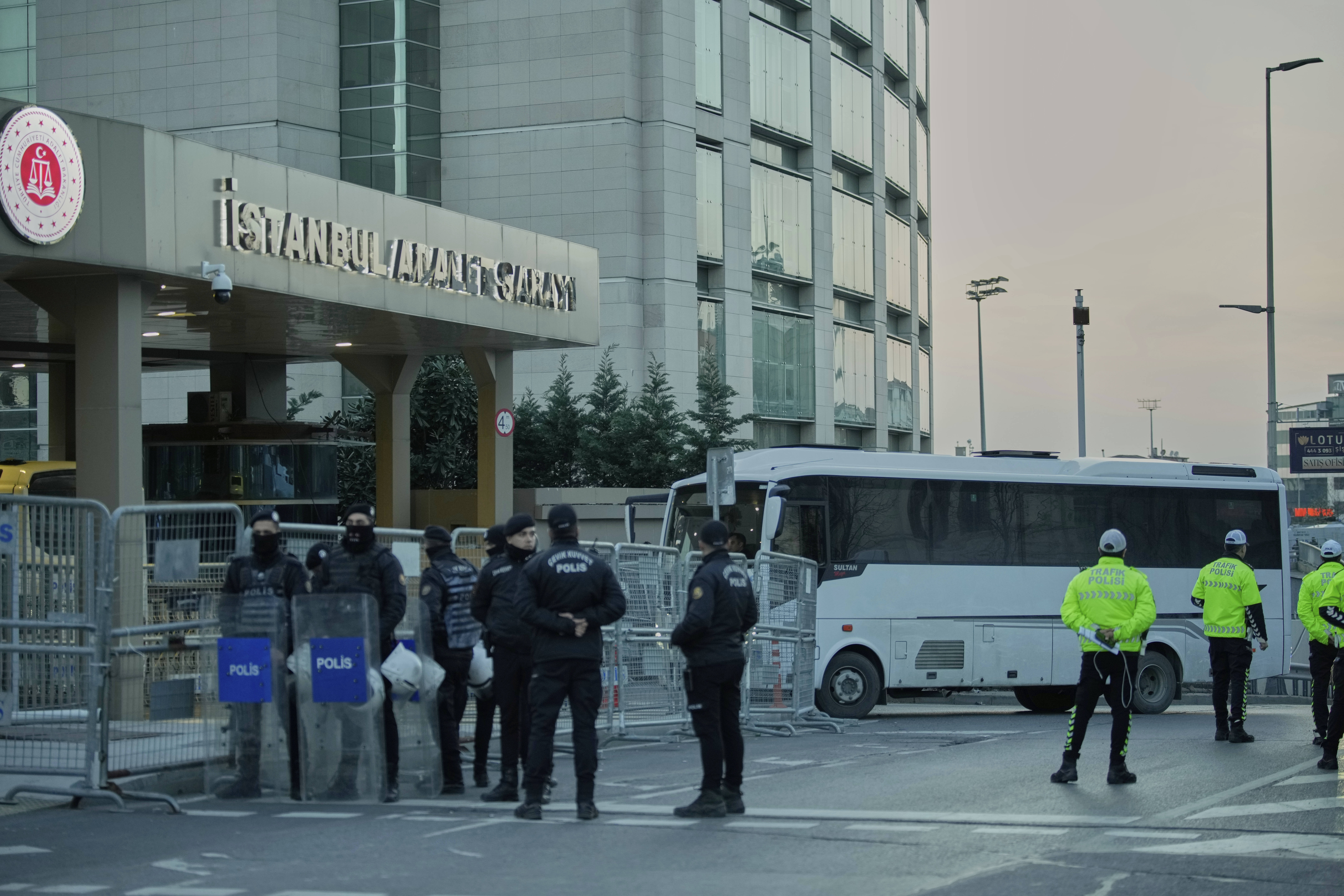 Ένοπλη επίθεση έξω από λύκειο στην Τουρκία – Πληροφορίες για τραυματίες