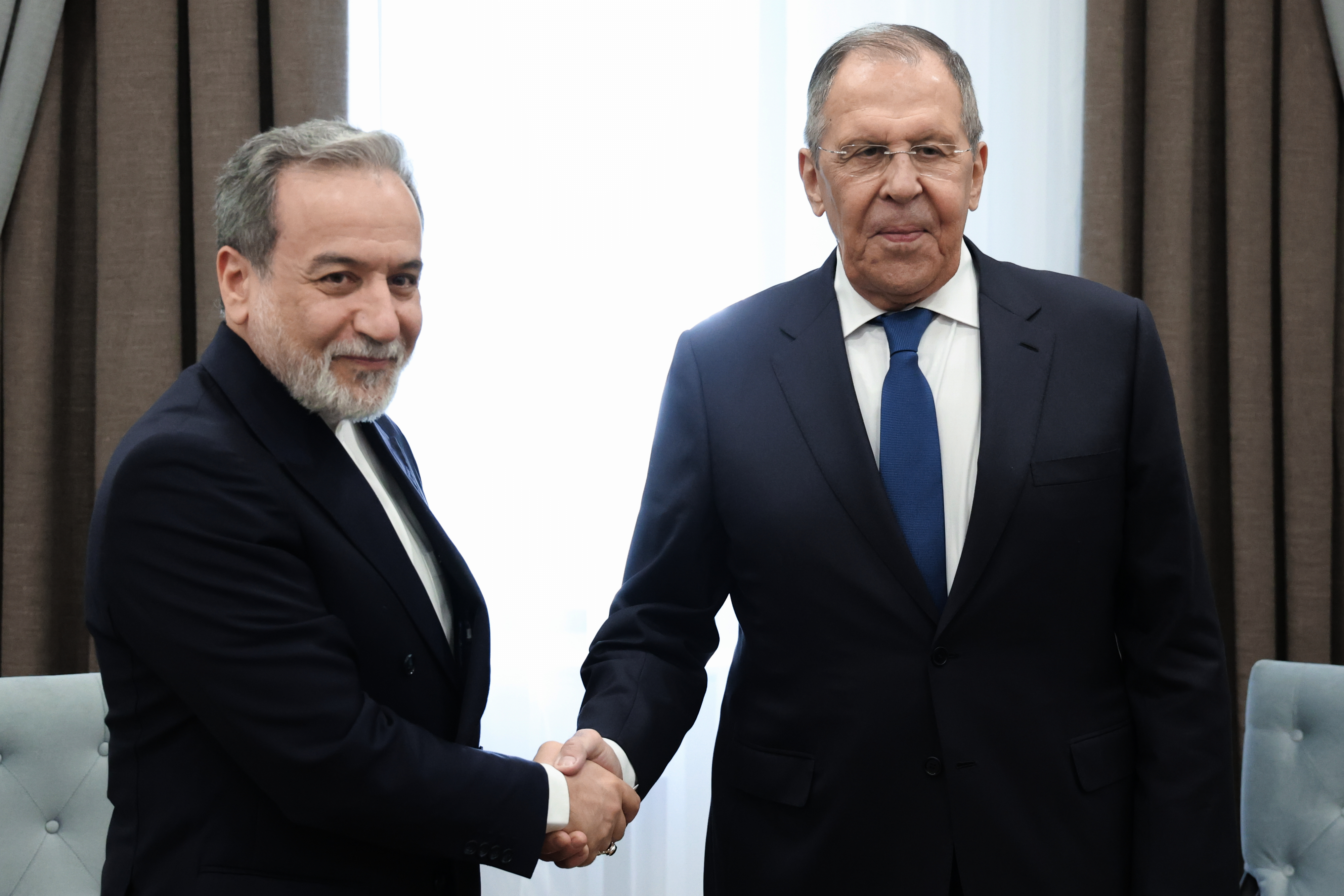 Οι ΥΠΕΞ της Ρωσίας Λαβρόφ και του Ιράν Αραγτσί τονίζουν ότι η σύγκρουση στη Μέση Ανατολή μπορεί να επιλυθεί μόνο με τη διπλωματία