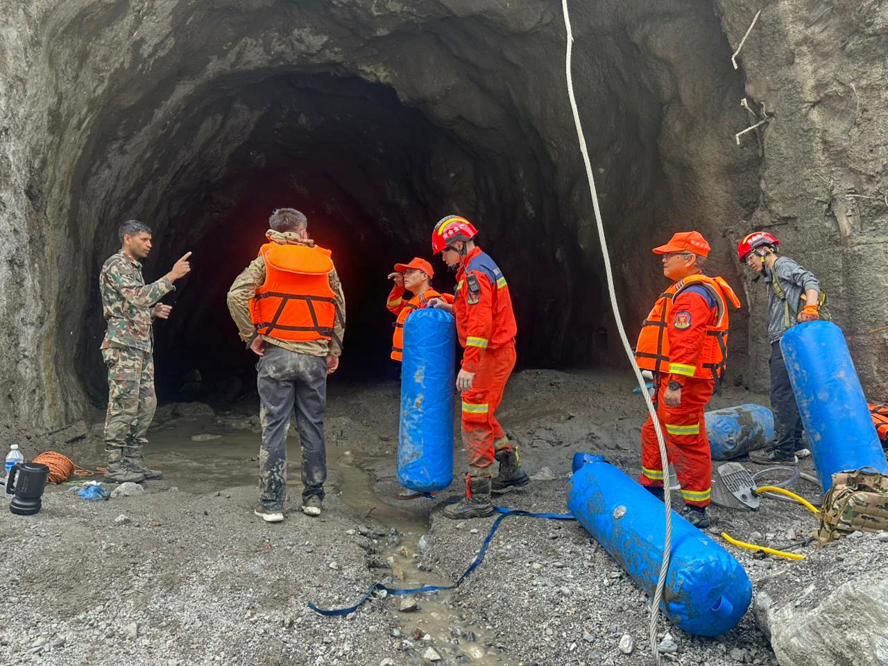 Το ΕΡΤnews στο Νεπάλ: Οσμή θανάτου παντού, πάνω από 1.000 νεκροί, 600 εργάτες εγκλωβισμένοι σε σήραγγες