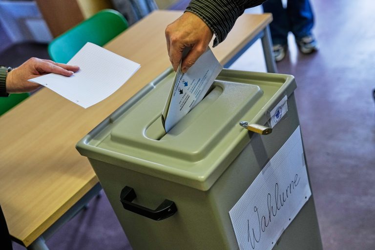 Γερμανία: Άνοιξαν οι κάλπες στη Σαξονία Άνχαλτ – Η ακροδεξιά «φλερτάρει» με ιστορική νίκη