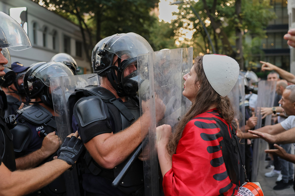 Αλβανία: Συγκρούσεις έξω απο το κοινοβούλιο σε διαδήλωση κατά του τουριστικού σχεδίου της οικογένειας Τραμπ