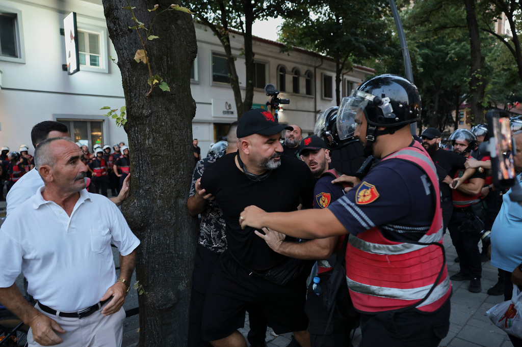 Αλβανία: Συγκρούσεις έξω απο το κοινοβούλιο σε διαδήλωση κατά του τουριστικού σχεδίου της οικογένειας Τραμπ  ​