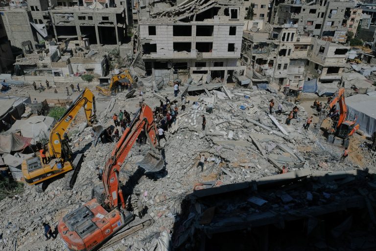 Γάζα: Σε εξέλιξη το τιτάνιο έργο της απομάκρυνσης εκατομμυρίων τόνων ερειπίων που μπορεί να κρύβουν έως και 10.000 πτώματα