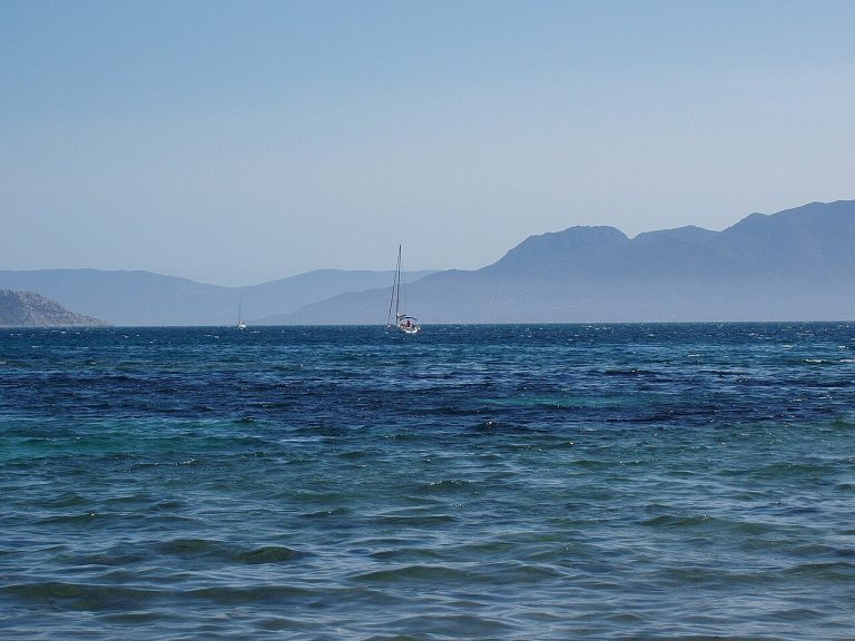 Χωρίς τις αισθήσεις του ανασύρθηκε νέος άνδρας από τη θάλασσα στους Αγ. Αποστόλους Χανίων