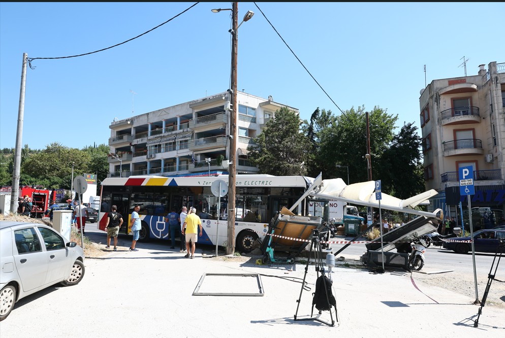 Τροχαίο στη Θεσσαλονίκη: Εξιτήριο για δύο από τις 4 τραυματίες-Με σοβαρά τραύματα 21χρονη