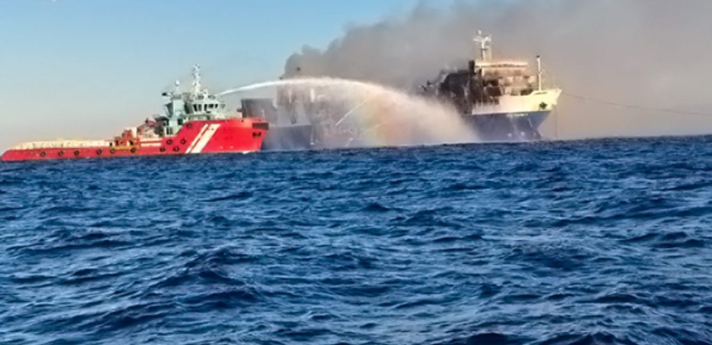 Υπό μερικό έλεγχο η φωτιά στο Blue Carrier 2: Ρυμουλκήθηκε ανοιχτά της Τήνου – Προανάκριση από το Λιμενικό