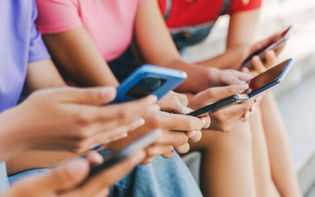 Ηλικιακό κλείδωμα στα social media προτείνει η ΕΕ