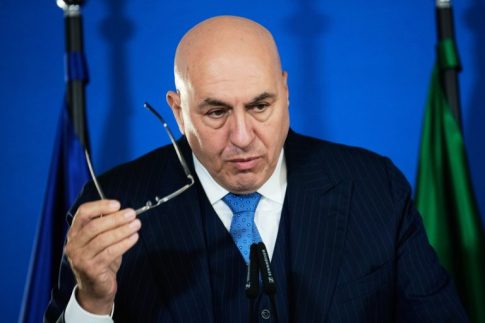 Μια ζωή «στο μετερίζι τσ’ ανθρωπιάς»: Οι εξομολογήσεις του μουσικού Βασίλης Σκουλά και η ματιά του Κώστα Μπαλαχούτη