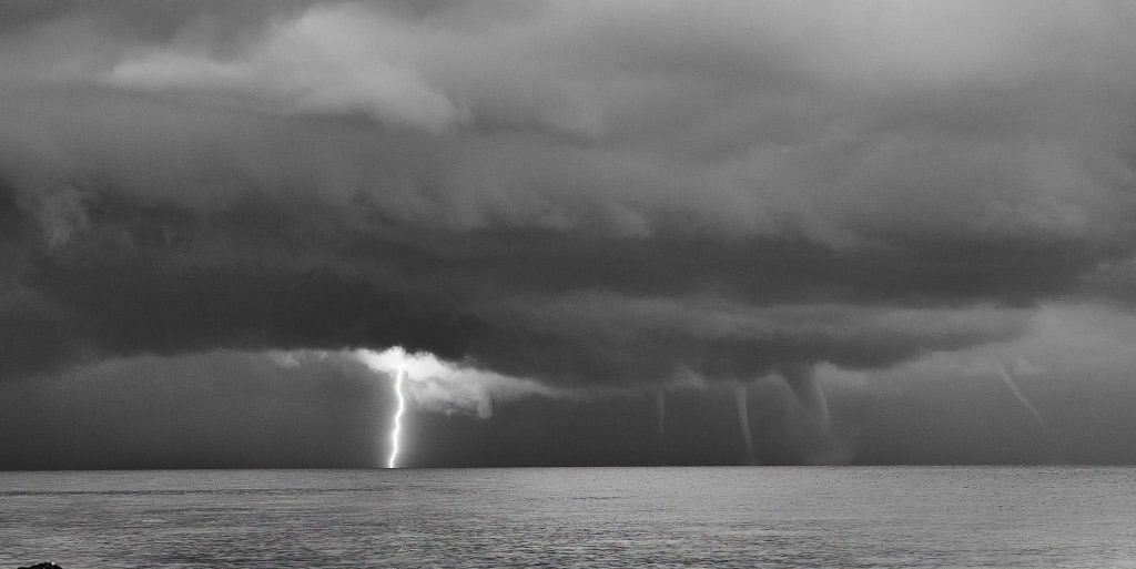 Κακοκαιρία – Κέρκυρα: Κεραυνός «χτύπησε» πολυκατοικία – «Ποτάμια» οι δρόμοι στη Σπηλιά