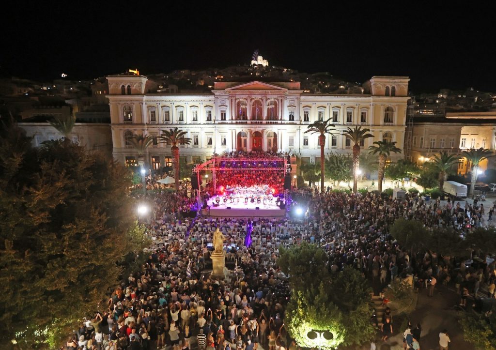 Ιστορική συναυλία του Γιώργου Νταλάρα για τα 200 χρόνια της Ερμούπολης