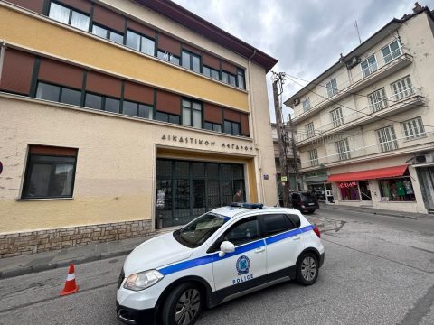 Καστοριά: Αυτοκίνητο «προσγειώθηκε» σε αυλή σπιτιού — Παρά τρίχα γλίτωσαν οι κάτοικοι