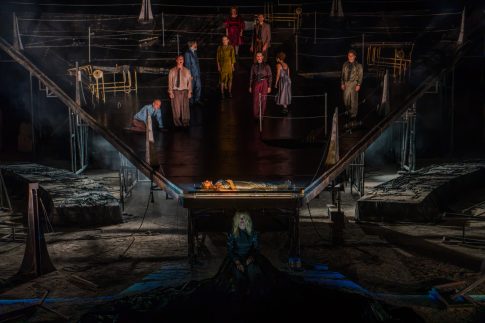 Συναυλία με τη Λαϊκή Ορχήστρα «Μίκης Θεοδωράκης», τη Γλυκερία, τον Γ. Ανδρεάτο και τον Π. Πετράκη στους Βασιλικούς Τάφους των Αιγών