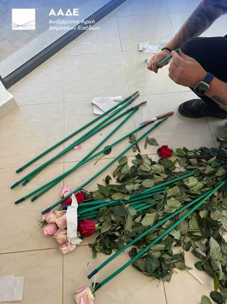 «Τα άνθη του κακού»: Κύκλωμα έκρυβε 84 κιλά κοκαΐνης μέσα σε τριαντάφυλλα
