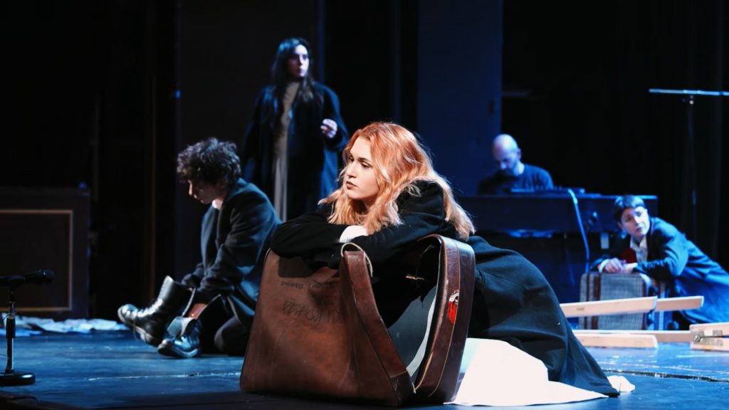 Interiors DARK TIMES: Όταν συνυφαίνονται η ποίηση με τη μουσική, την υποκριτική και το χορό