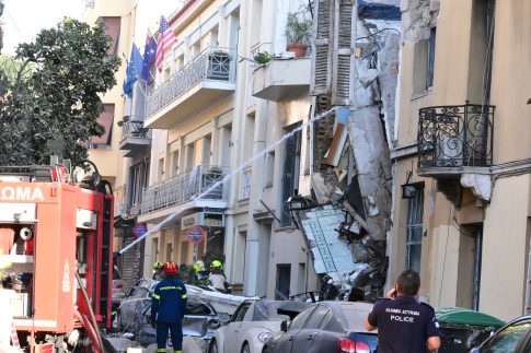 Έκρηξη στην Πλάκα: Έρευνες για τα αίτια – Σοβαρές ζημιές σε διπλανά κτίρια και νέα κατάρρευση