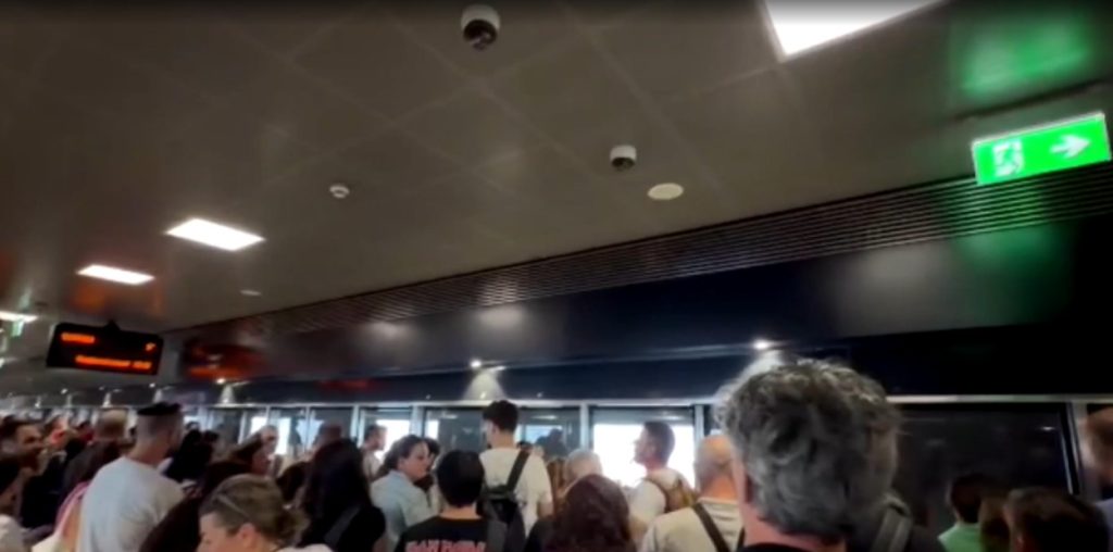 Θεσσαλονίκη: Αναστάτωση από βλάβη στο σύστημα ηλεκτροδότησης του Μετρό – Πολύωρη ταλαιπωρία για τους επιβάτες