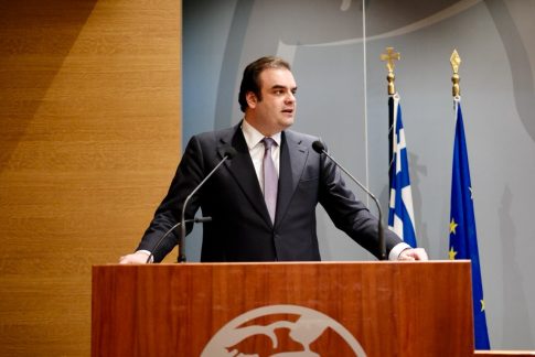 Merriam-Webster: 1.400 νέες λέξεις στο λεξικό – Από το «glow-up» και το «vibe coding» μέχρι το «trash panda»