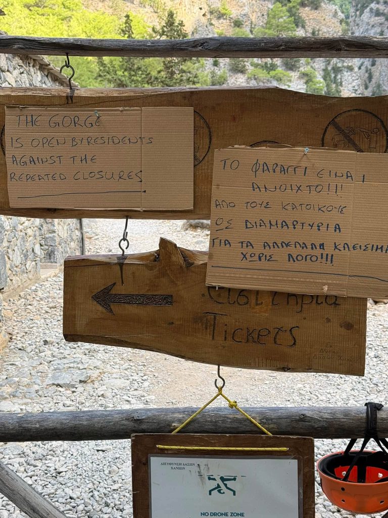 Χανιά: Κάτοικοι άνοιξαν τις πύλες του Φαραγγιού Σαμαριάς, παρά την απόφαση ΟΦΥΠΕΚΑ λόγω «κακού καιρού»