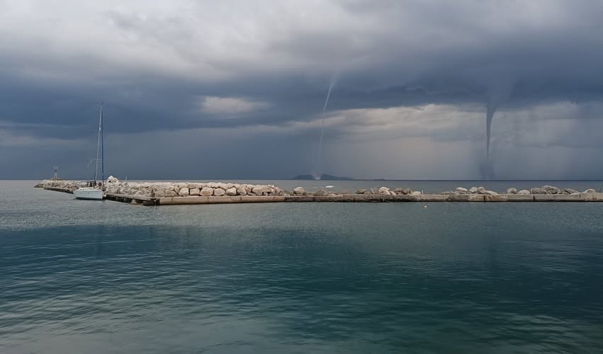 Κακοκαιρία: Εντυπωσιακό σκηνικό με δύο υδροστρόβιλους ανοιχτά της Κέρκυρας – Σοβαρά προβλήματα από τη νεροποντή