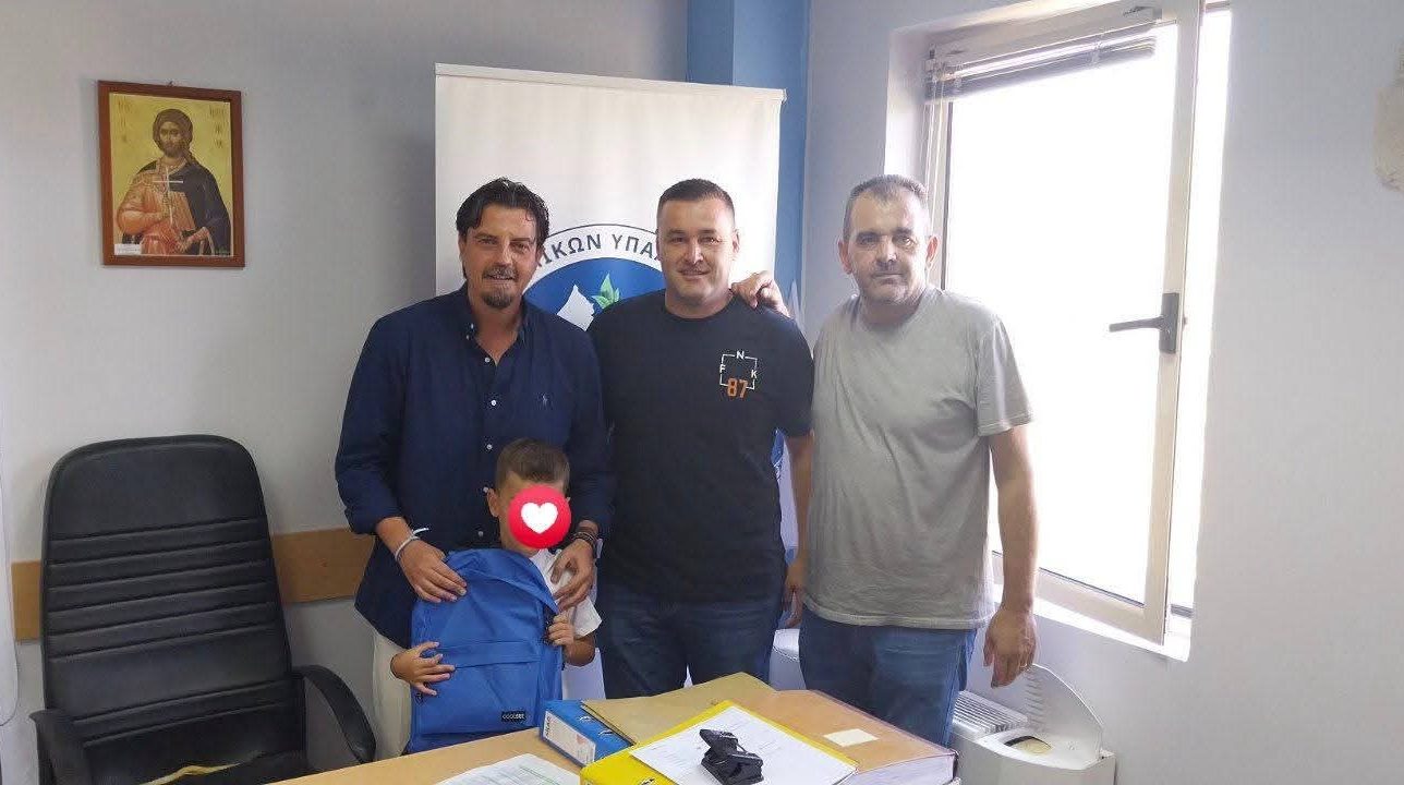 Ηλεία: Αστυνομικοί μοίρασαν σχολικά είδη σε μαθητές της Α’ Δημοτικού