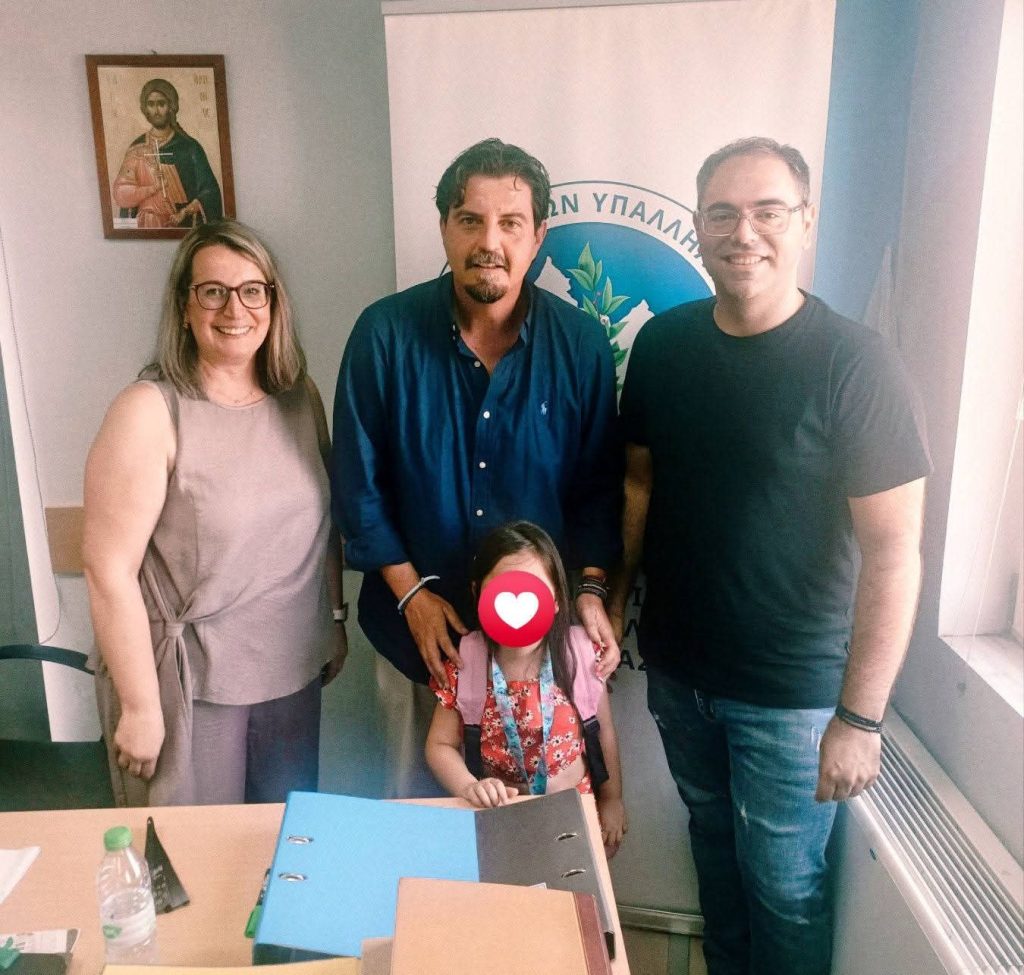 Ηλεία: Αστυνομικοί μοίρασαν σχολικά είδη σε μαθητές της Α’ Δημοτικού