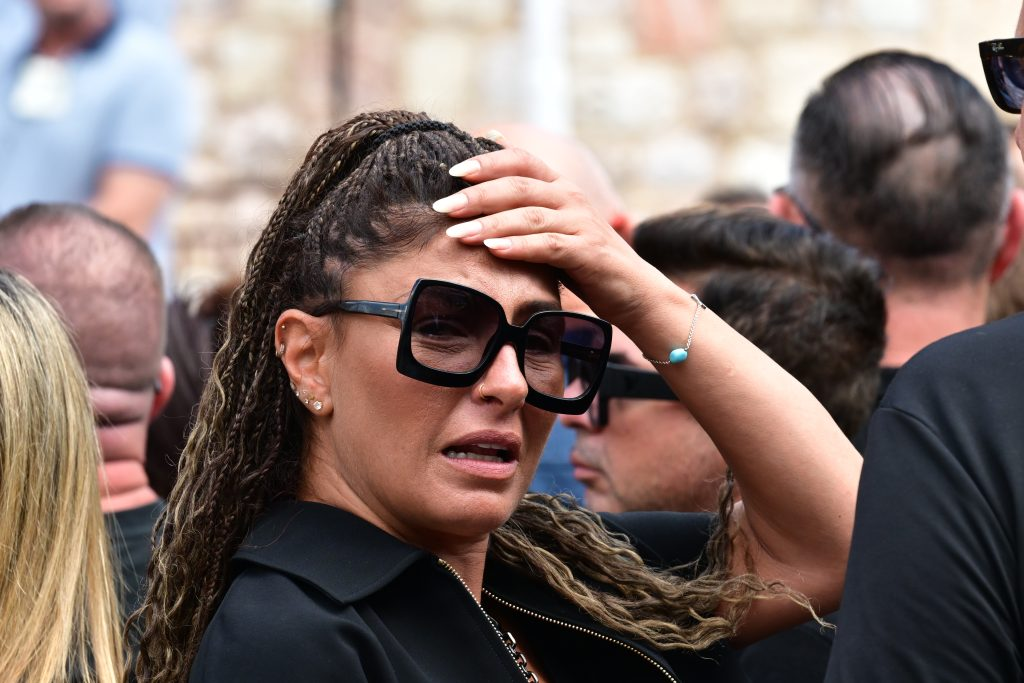 Τελευταίο χειροκρότημα στον Γιώργο Μαζωνάκη: Λαοθάλασσα αγάπης στη Νίκαια – «Όσο ηχηρή ήταν η παρουσία του, άλλο τόσο ηχηρή η απουσία του»
