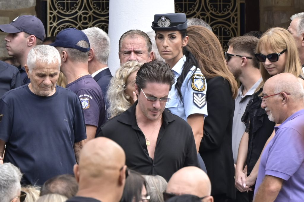 Τελευταίο χειροκρότημα στον Γιώργο Μαζωνάκη: Λαοθάλασσα αγάπης στη Νίκαια – «Όσο ηχηρή ήταν η παρουσία του, άλλο τόσο ηχηρή η απουσία του»