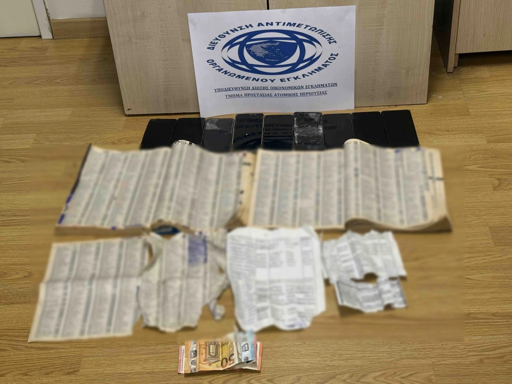 Ζεφύρι: Η στιγμή που η ΕΛ.ΑΣ. κάνει έφοδο σε κρησφύγετο κυκλώματος με τηλεφωνικές απάτες – 700.000 ευρώ η λεία