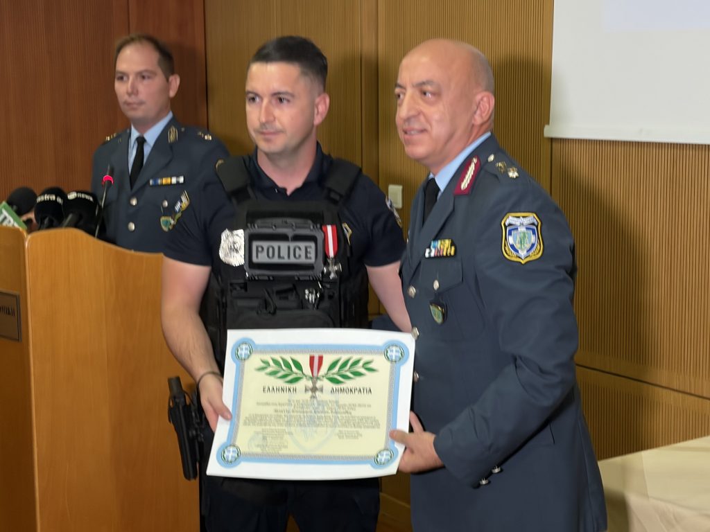Λάρισα: Αριστείο ανδραγαθίας απονεμήθηκε σε αρχιφύλακα της Άμεσης Δράσης