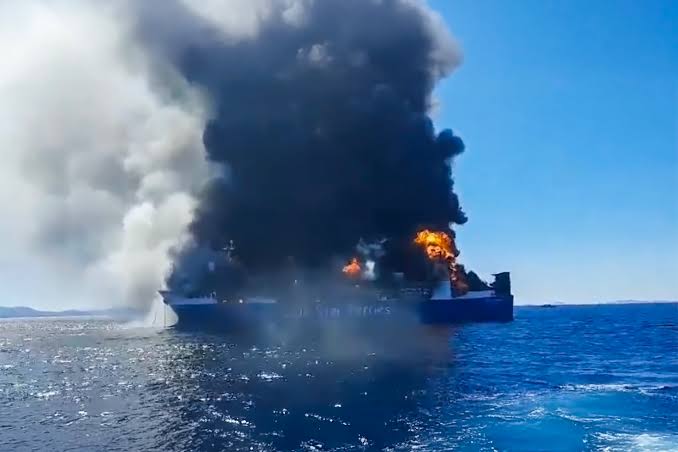 Πυρκαγιά στο «Blue Carrier 2»: Επιμελητήριο και Δήμος Δυτικής Σάμου ζητούν έκτακτα δρομολόγια και αποζημιώσεις