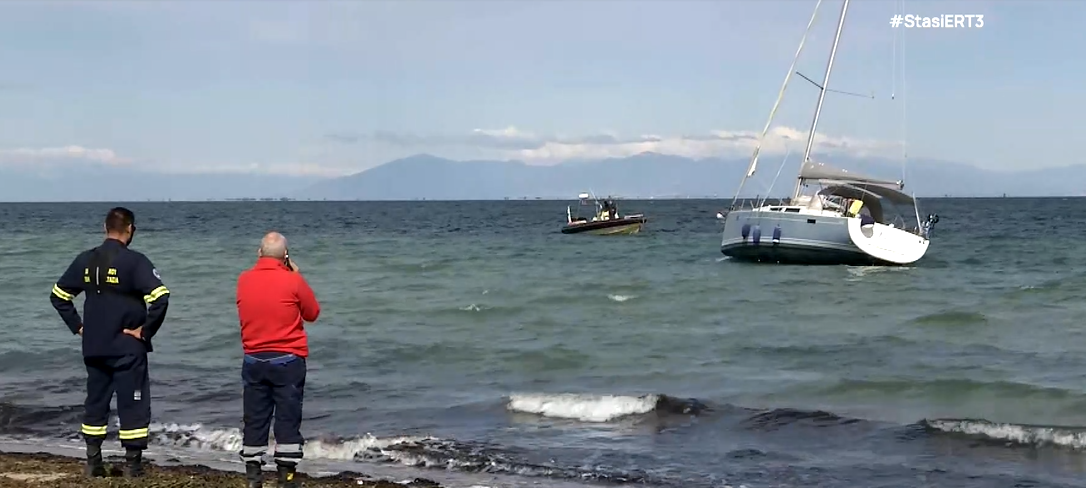Θεσσαλονίκη: Ιστιοφόρο προσάραξε στα αβαθή –  Σε εξέλιξη η διαδικασία αποκόλλησης και ρυμούλκησης