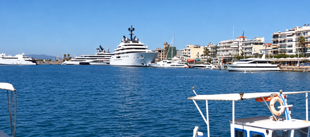Καλαμάτα: Πόλος έλξης τα mega yachts «Blue» και «Hadar» – Τα οφέλη για την τοπική οικονομία