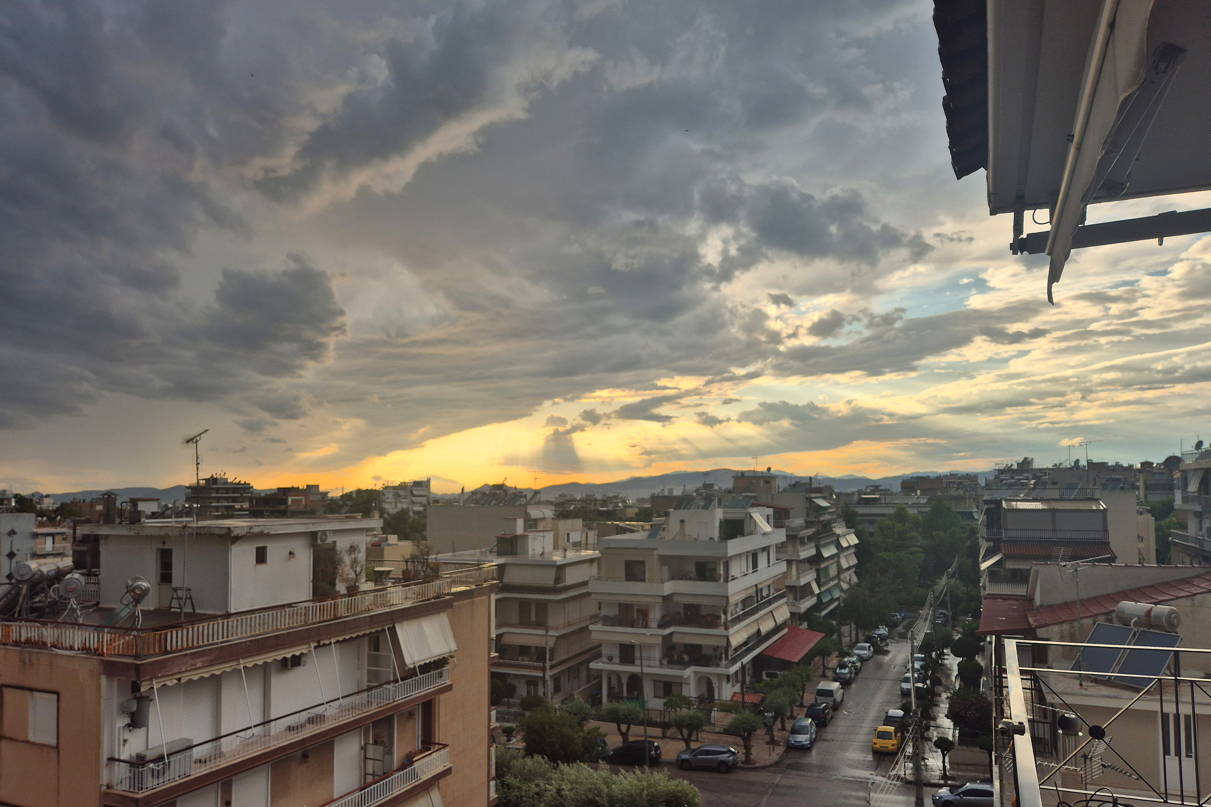 Φθινοπωρινή παρένθεση στον καιρό με καταιγίδες και πτώση της θερμοκρασίας – Πότε επιστρέφει η ζέστη