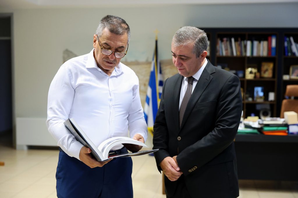 Θέματα συνεργασίας στον αγροδιατροφικό τομέα στο επίκεντρο της συνάντησης του Δ. Κουρέτα με τον πρέσβη του Αζερμπαϊτζάν