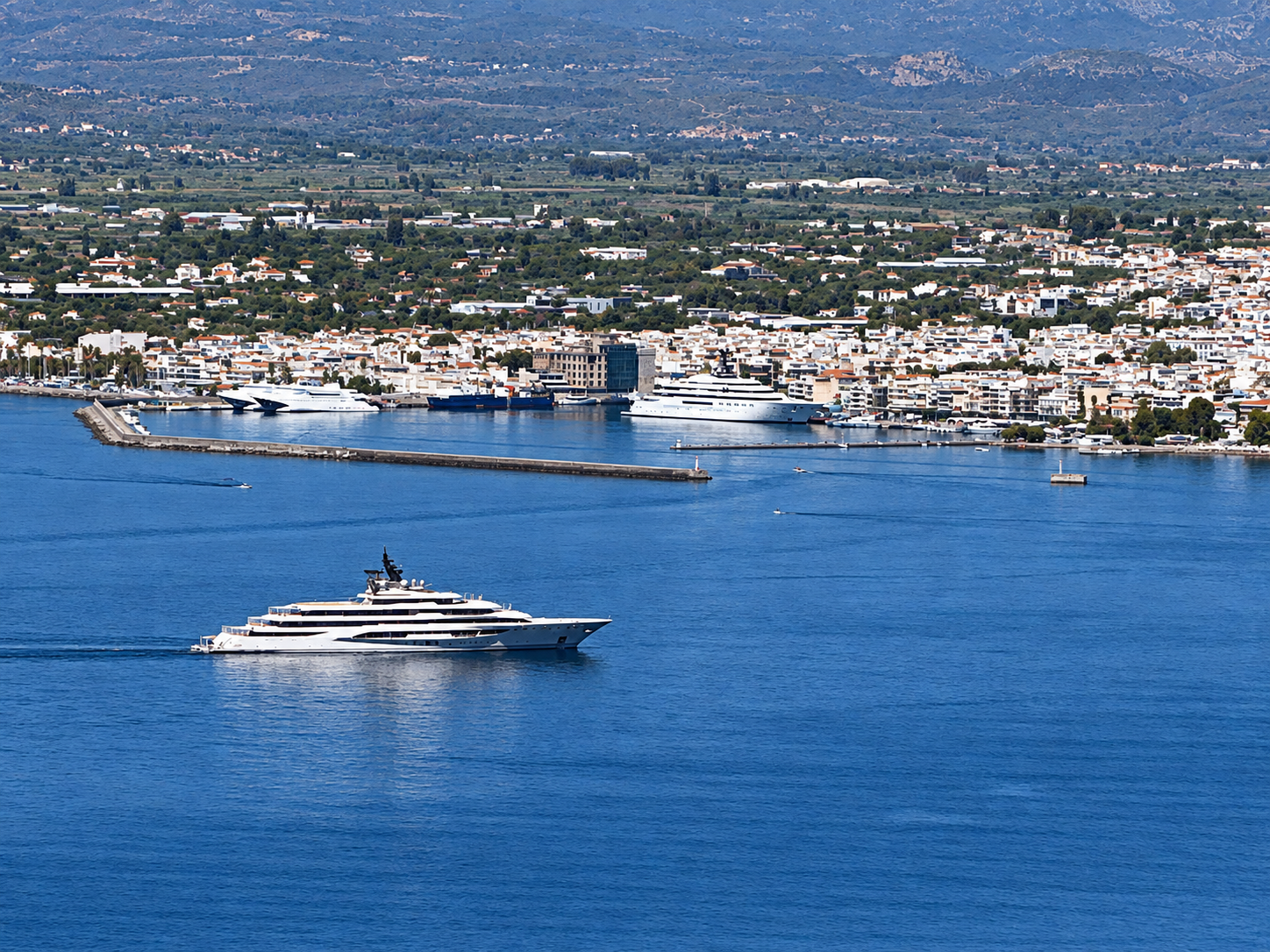 Καλαμάτα: Πόλος έλξης τα mega yachts «Blue» και «Hadar»  – Τα οφέλη για την τοπική οικονομία