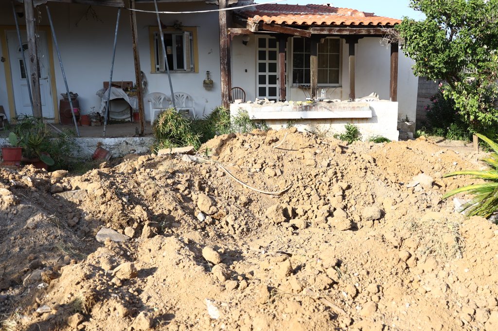 Μαραθώνας: «Η μητέρα μου έλεγε ότι είχε τακτοποιήσει το θέμα» – Τι αποκαλύπτει στο ΕΡΤnews ο εγγονός της 90χρονης που φέρεται να τάφηκε στην αυλή