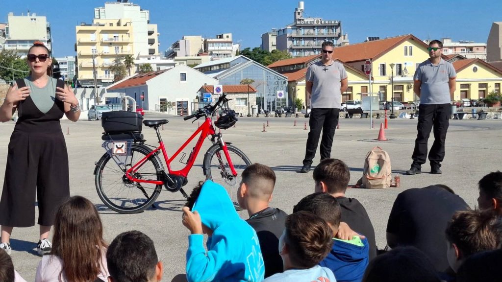 Αλεξανδρούπολη: Μικροί μαθητές εκπαιδεύτηκαν στην εξυπηρέτηση ατόμων με προβλήματα ακοής
