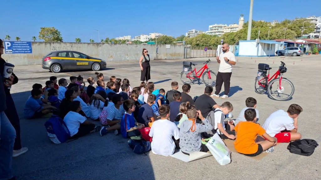 Αλεξανδρούπολη: Μικροί μαθητές εκπαιδεύτηκαν στην εξυπηρέτηση ατόμων με προβλήματα ακοής