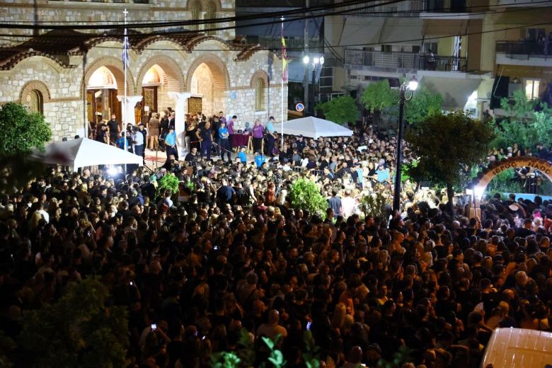Σήμερα το μεσημέρι το τελευταίο αντίο στον Γιώργο Μαζωνάκη – Πλήθος κόσμου συρρέει στην «παλιά του γειτονιά»
