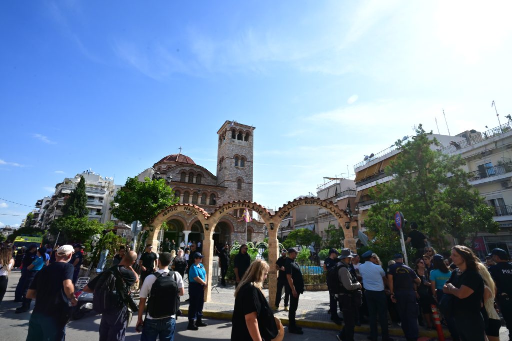 Το μεσημέρι το τελευταίο «αντίο» στον Γιώργο Μαζωνάκη: Πλήθος κόσμου απ’ όλη την Ελλάδα στη Νίκαια – «Ήταν δικός μας άνθρωπος»