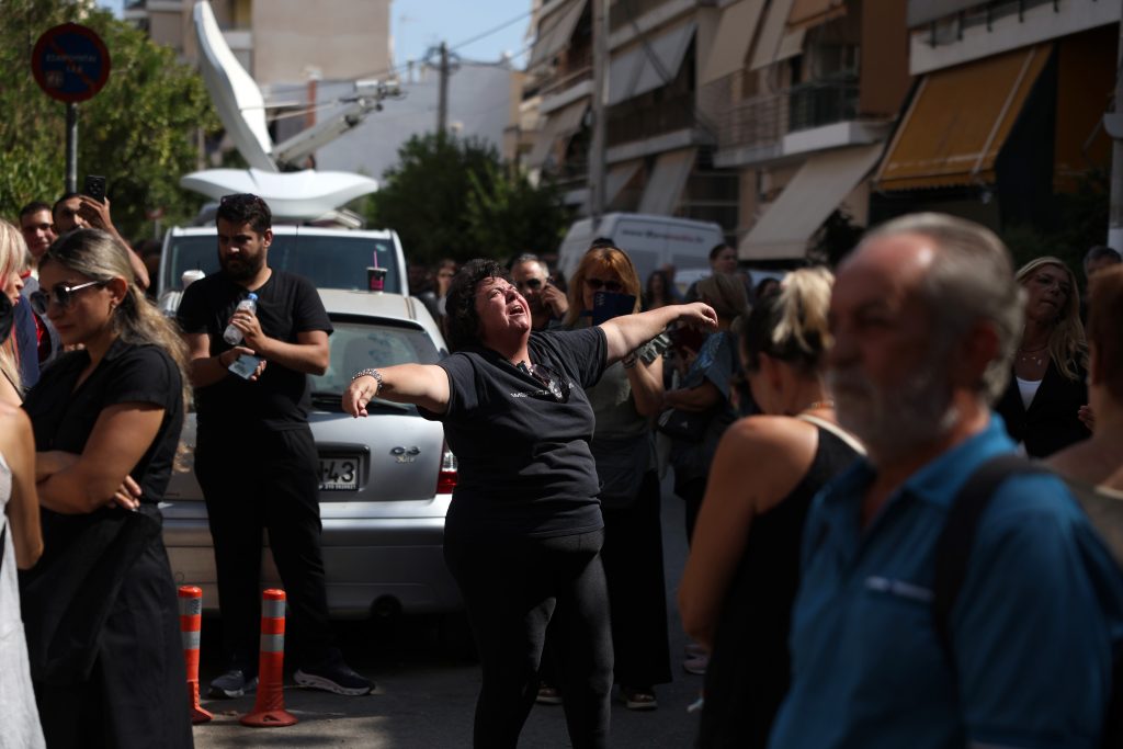 Με τραγούδια, ζεμπέκικο κι ένα λουλούδι στα χέρια αποχαιρετά ο κόσμος τον Γιώργο Μαζωνάκη